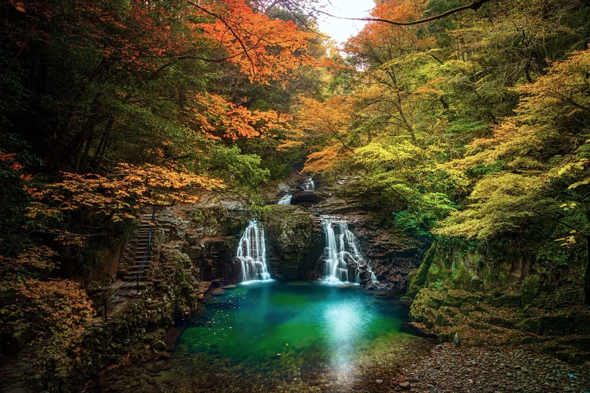 紅葉のグラデーションに包まれる荷担滝