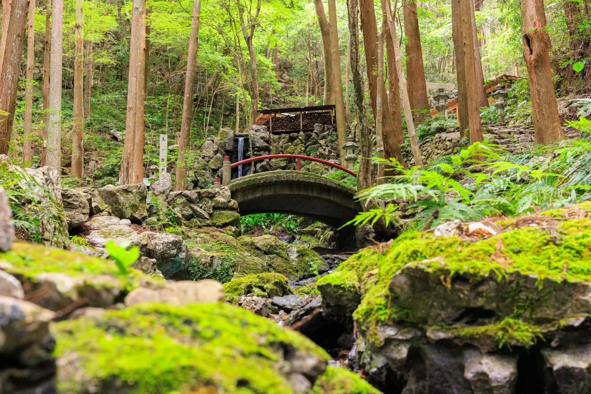 天の岩戸（恵利原の水穴）