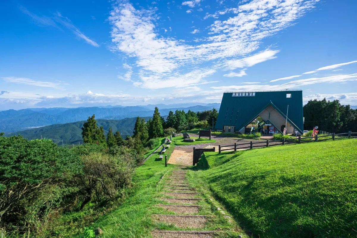 三角点近くには不定期営業のCAFE WINDY HILLがあります