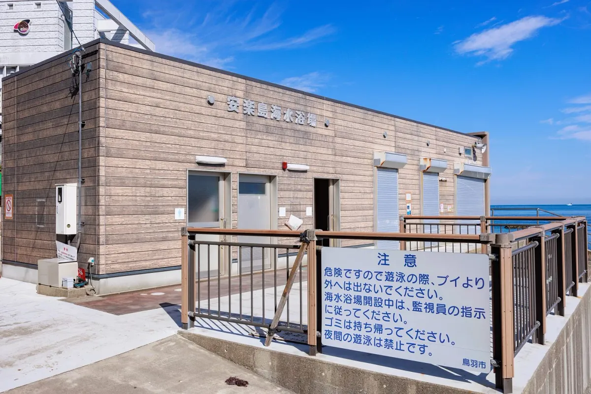 トイレ・更衣室・シャワーを備えた建物