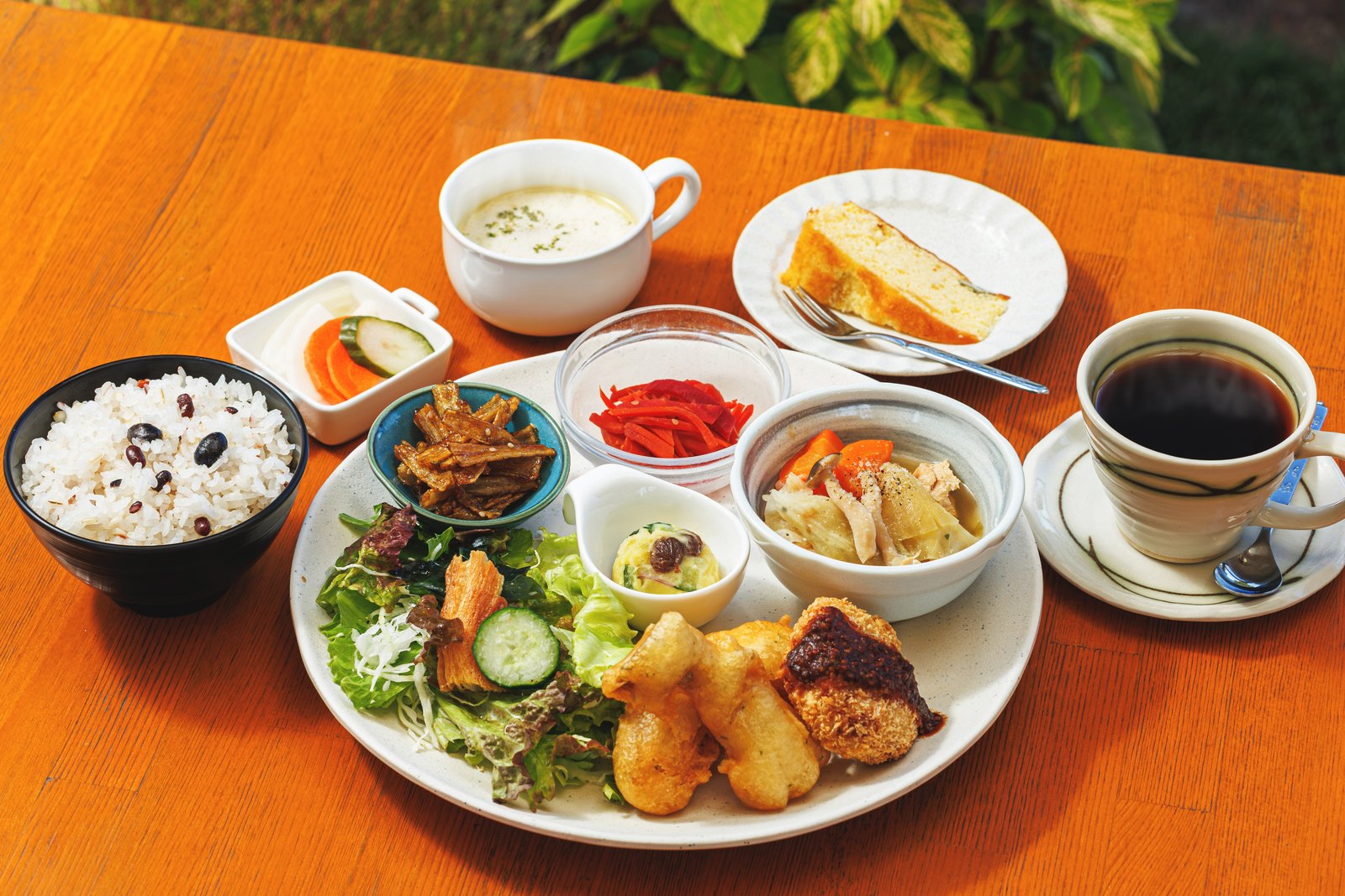 おからコロッケや野菜のフリッター、雑穀ごはんなどが並ぶ10月限定ランチ