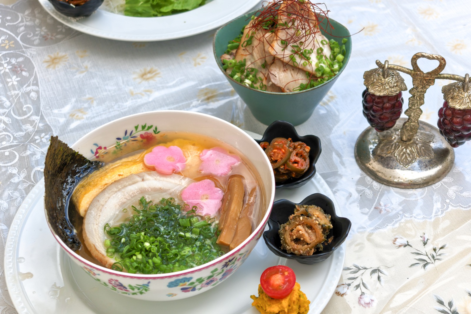 坂のうえのチャーシュー麺とチャーシュー丼を並べた様子
