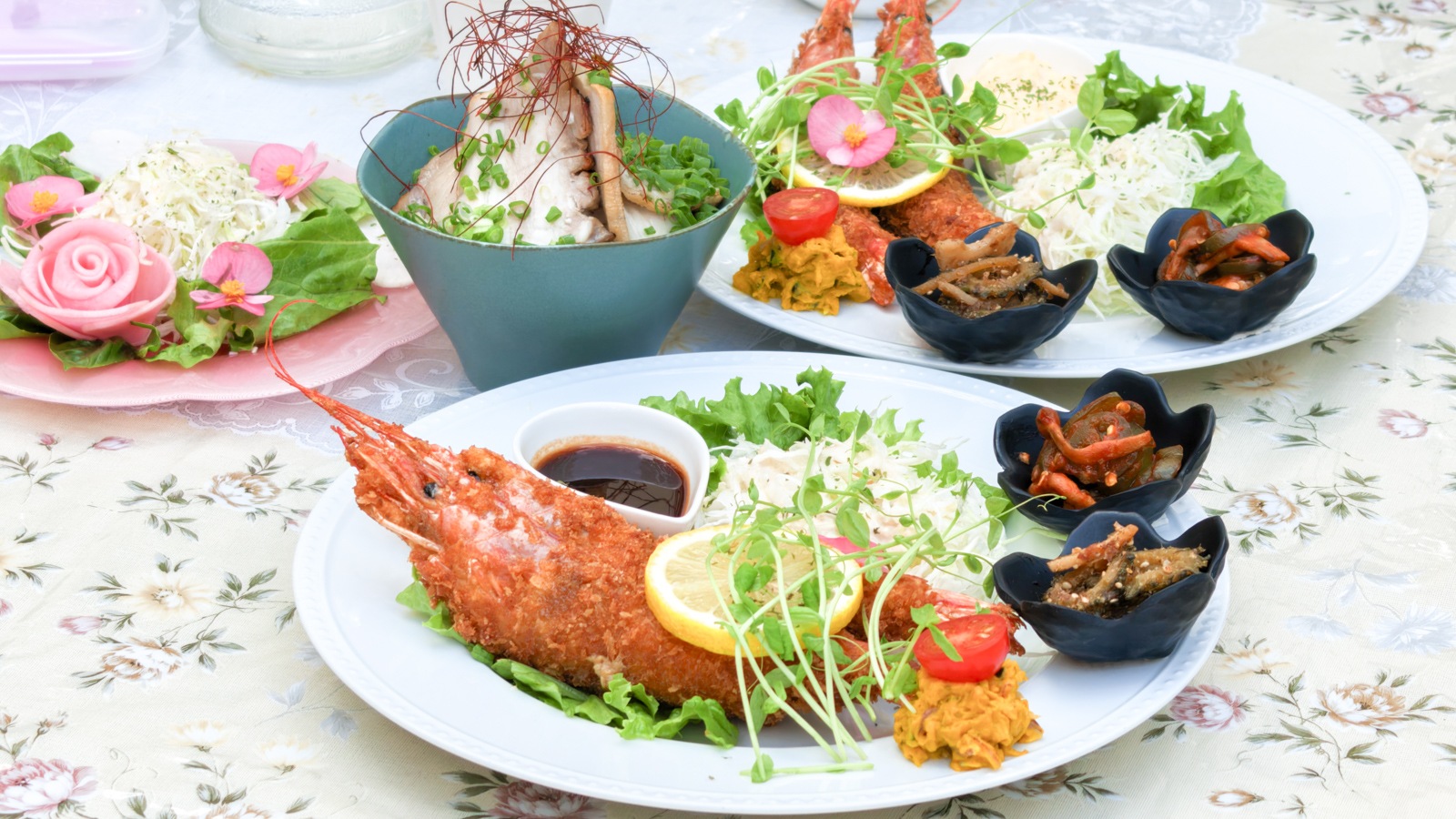 坂のうえでいただいた有頭エビフライ、チャーシュー丼、お花のサラダ