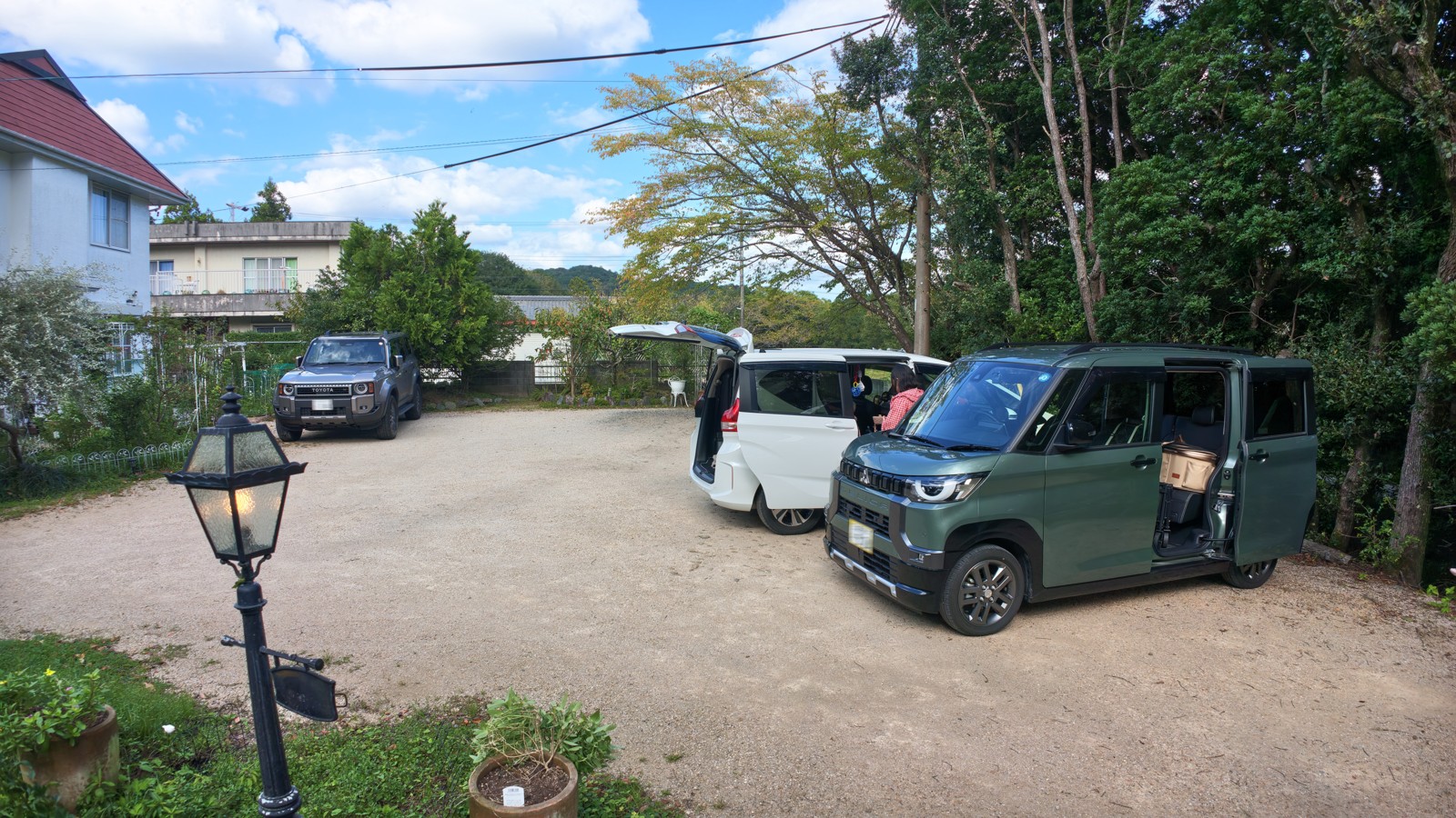 坂のうえの入口前にある駐車場
