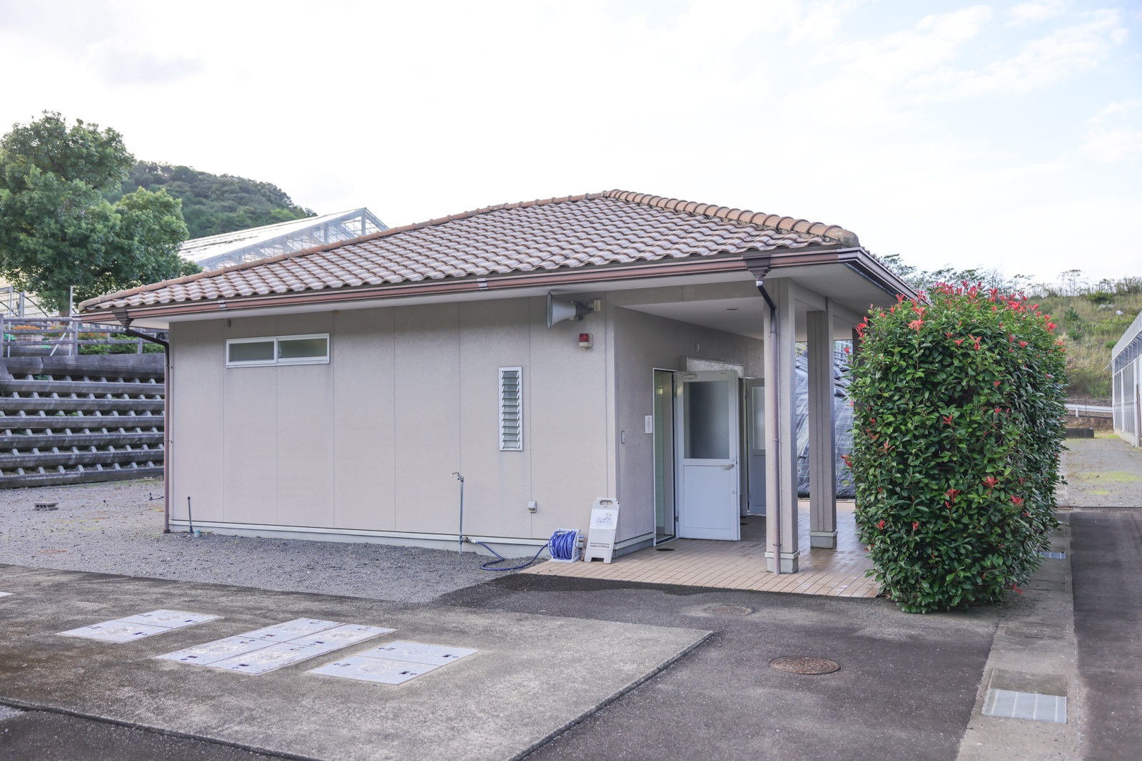 志摩市観光農園のトイレ外観