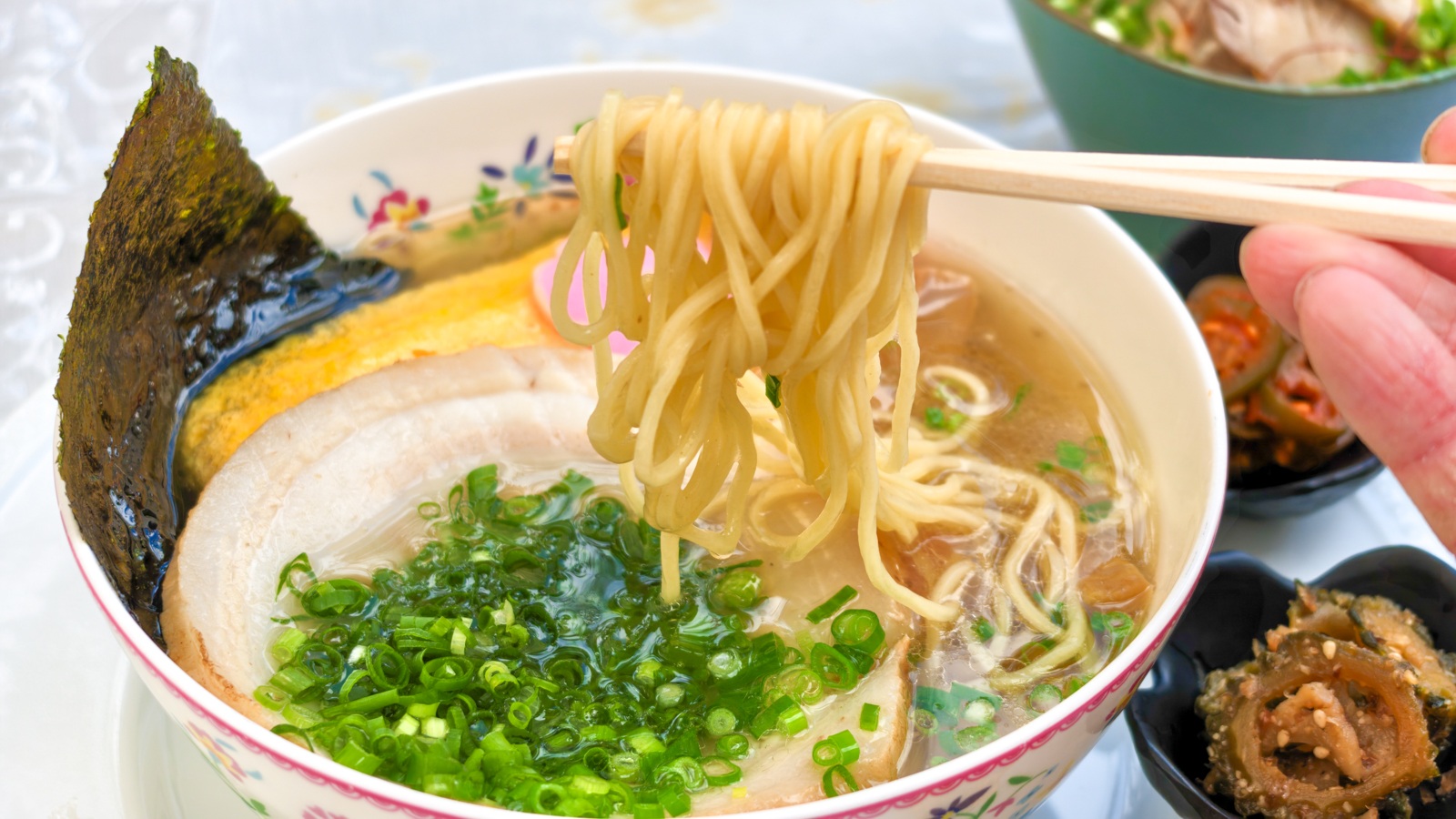 坂のうえチャーシュー麺の麺を箸で持ち上げた様子