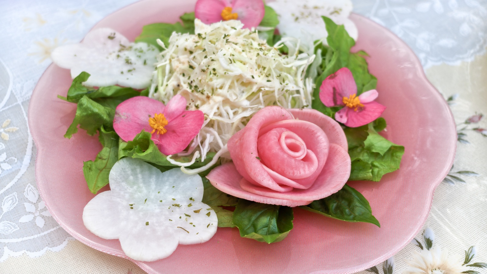 バラのような花形野菜が飾られたお花のサラダ