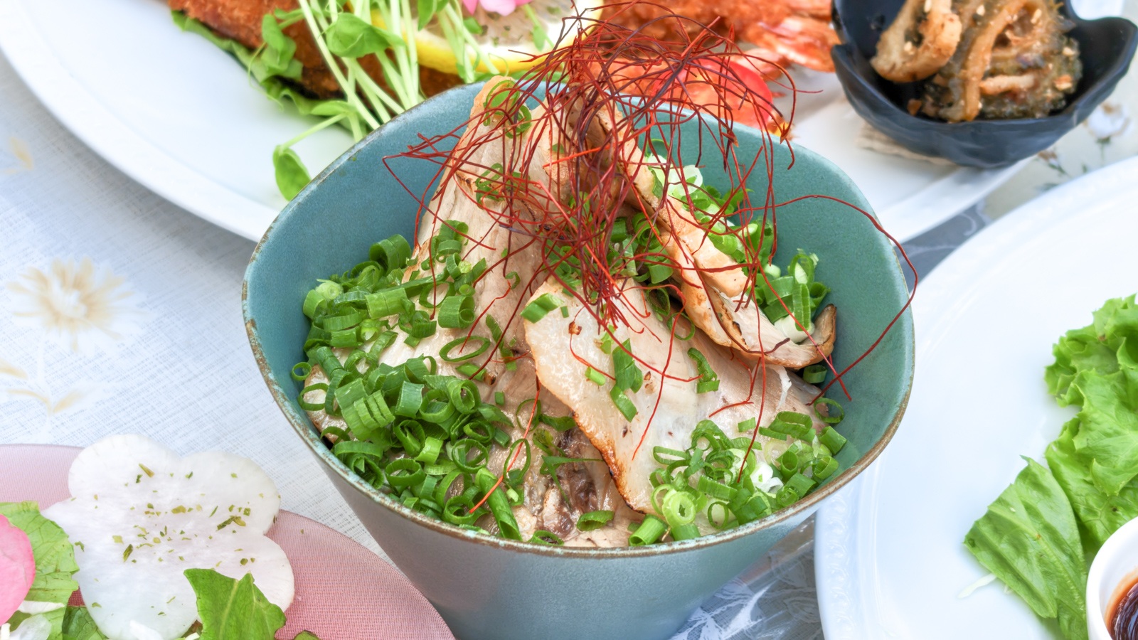 チャーシューが山のように積まれたチャーシュー丼