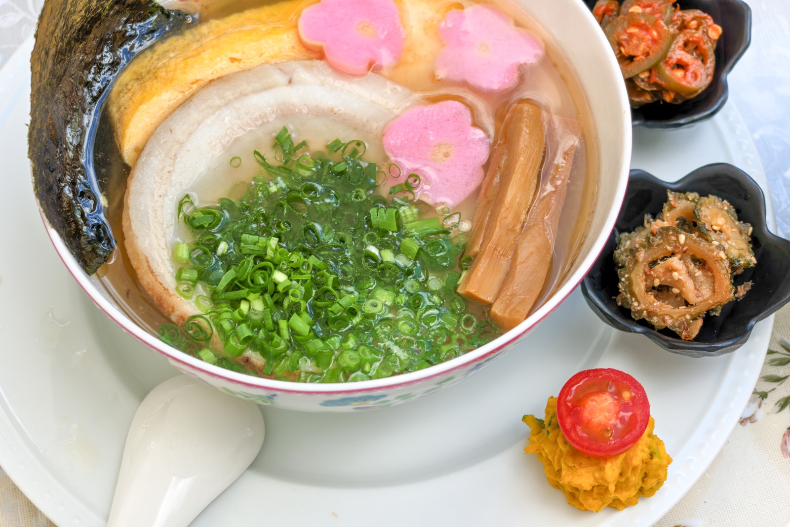 大きなチャーシューと卵焼きがのった坂のうえチャーシュー麺