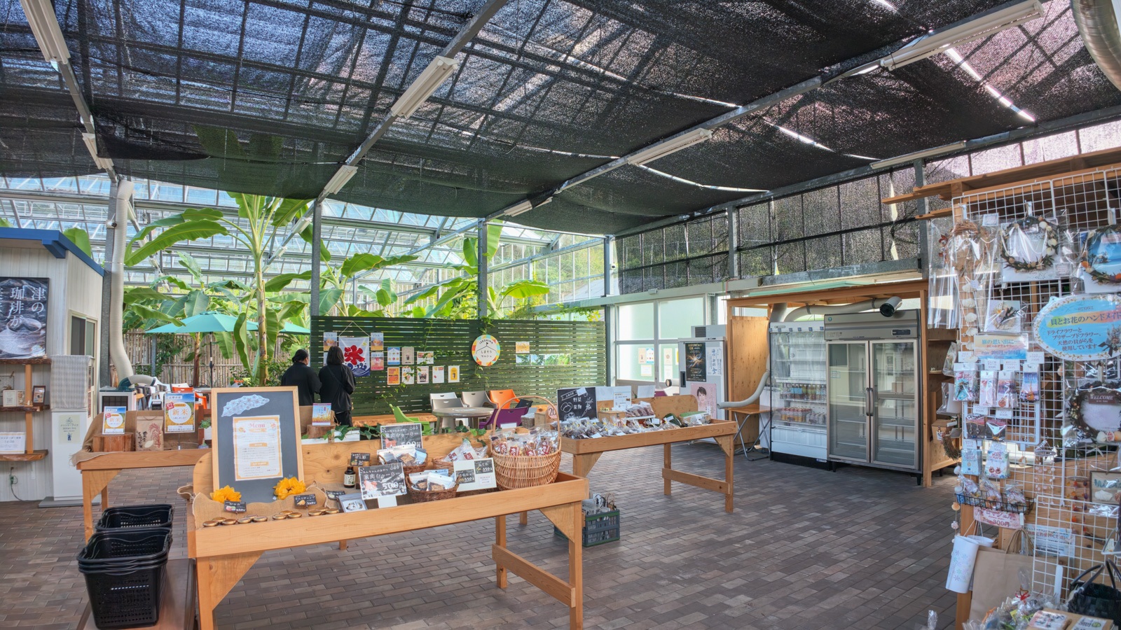 志摩市観光農園の売店と屋内のテーブルや椅子