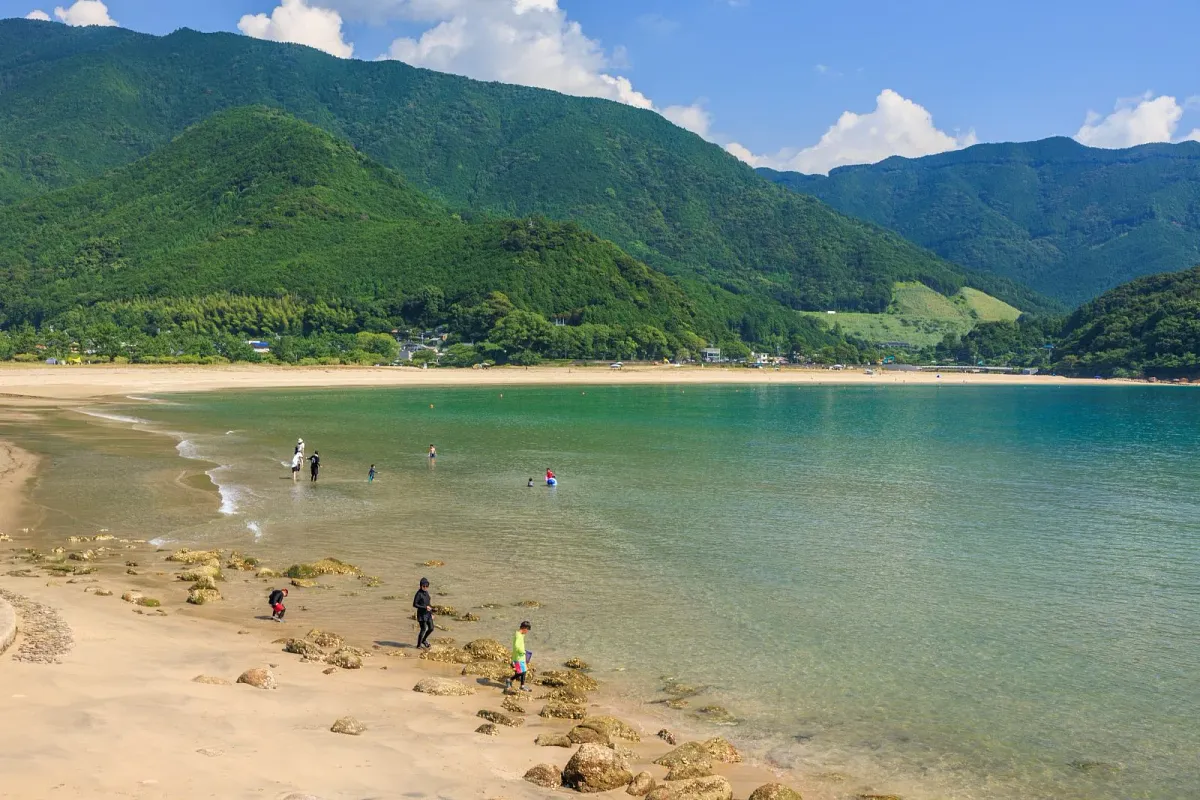 新鹿海水浴場で遊ぶ人