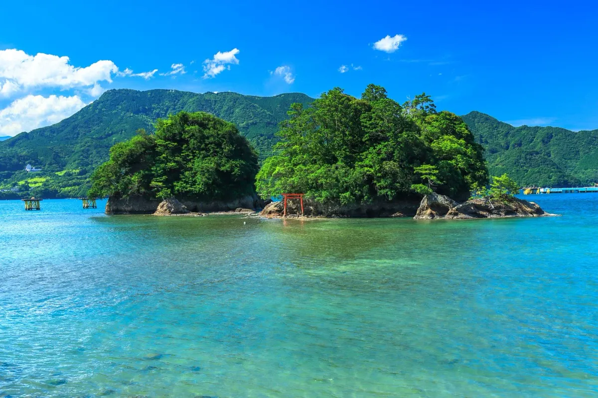 海に浮かぶ弁財島の全景