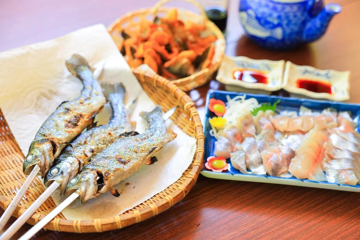 塩焼きと刺身などの川魚料理