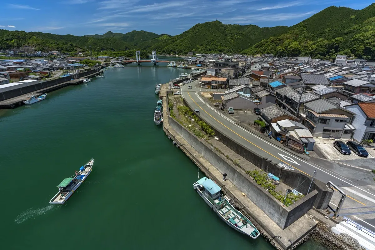 江ノ浦大橋と紀伊長島の町並み