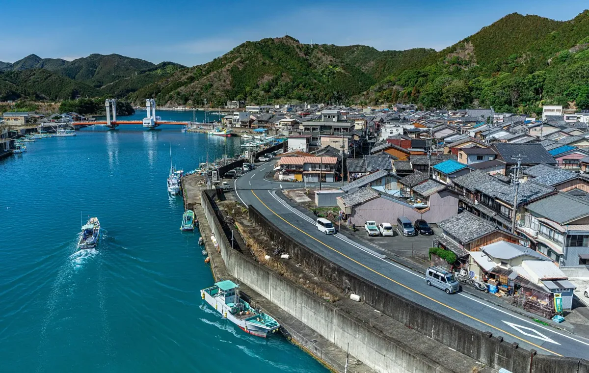 江ノ浦湾を望む歩道