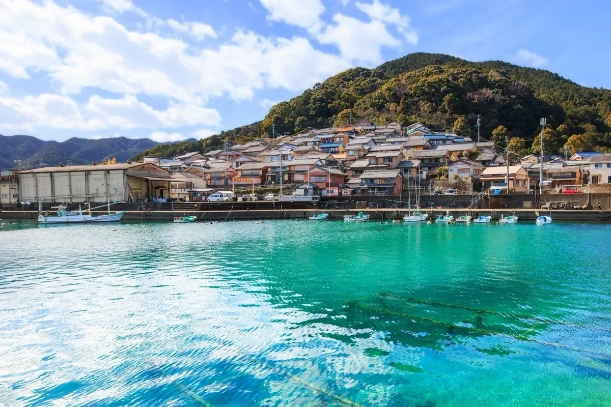 古江町の海と町並み