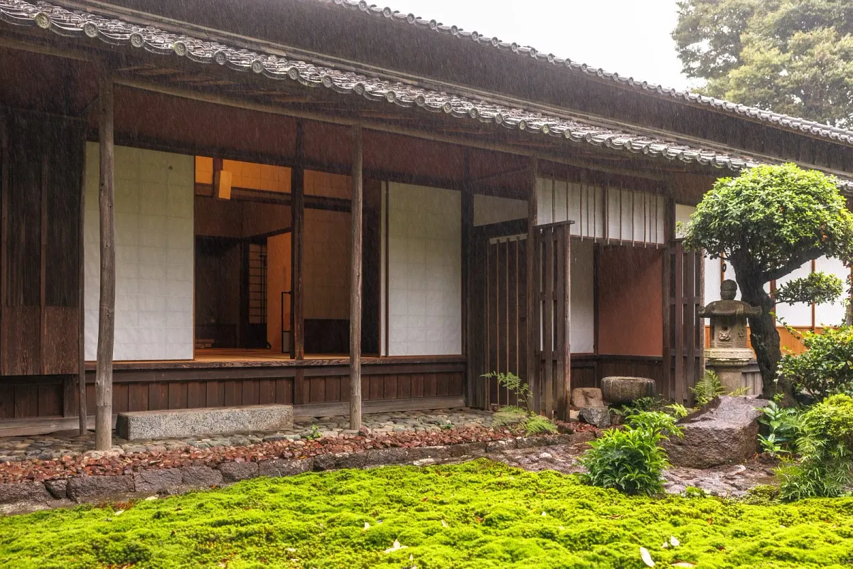 雨に濡れた玄甲舎の縁側と苔の庭