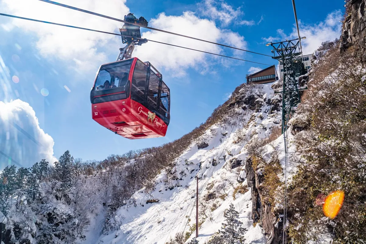 青空と雪とゴンドラ
