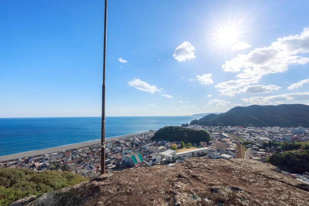 華城山頂の岩場からの眺め