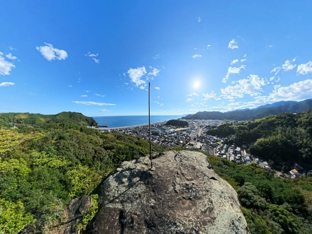 華城山頂の岩