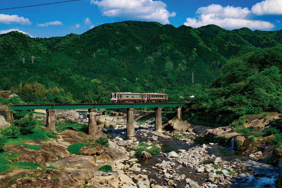 新緑の家城ラインで雲出川を渡る名松線