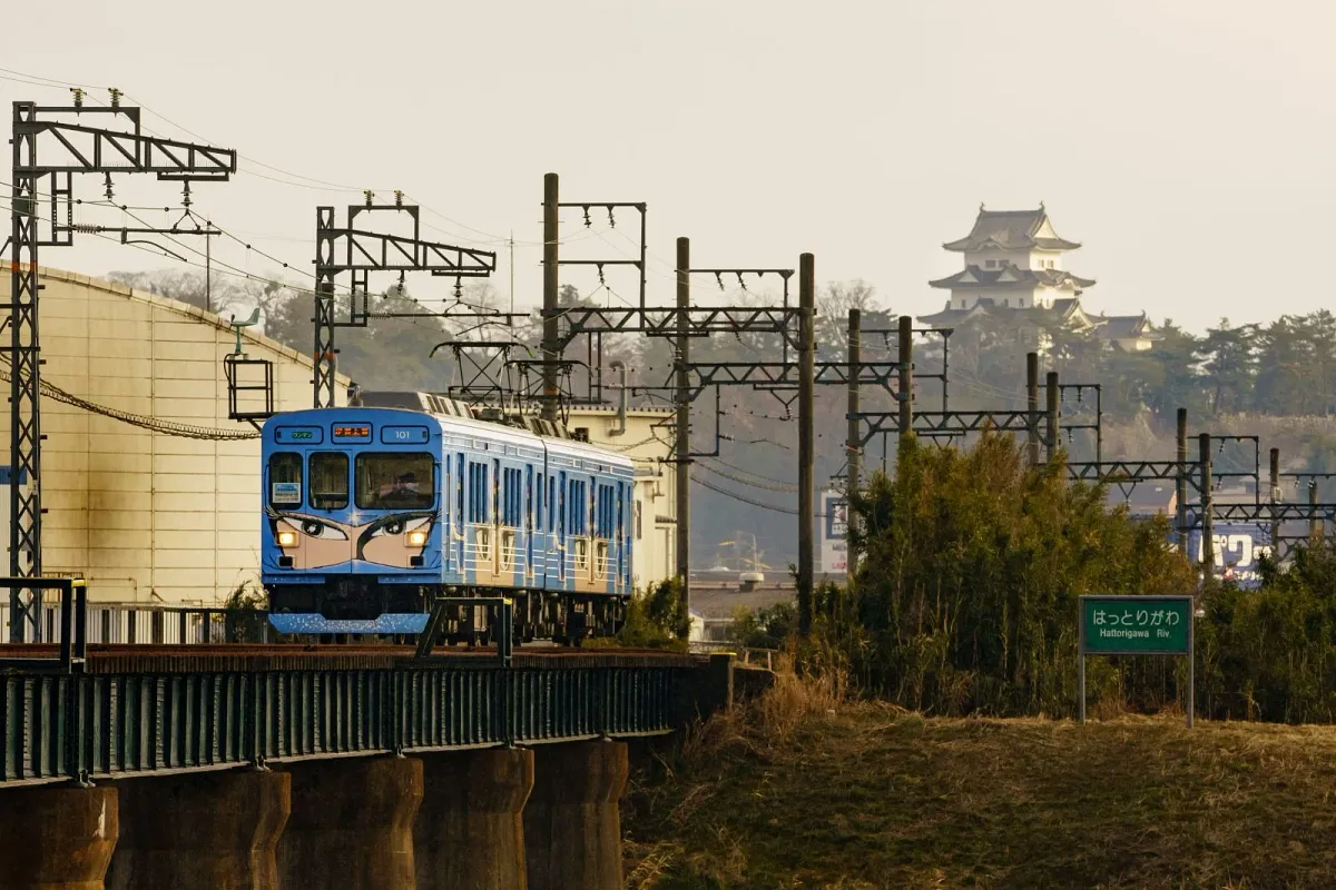 伊賀上野城を背景に走る伊賀鉄道