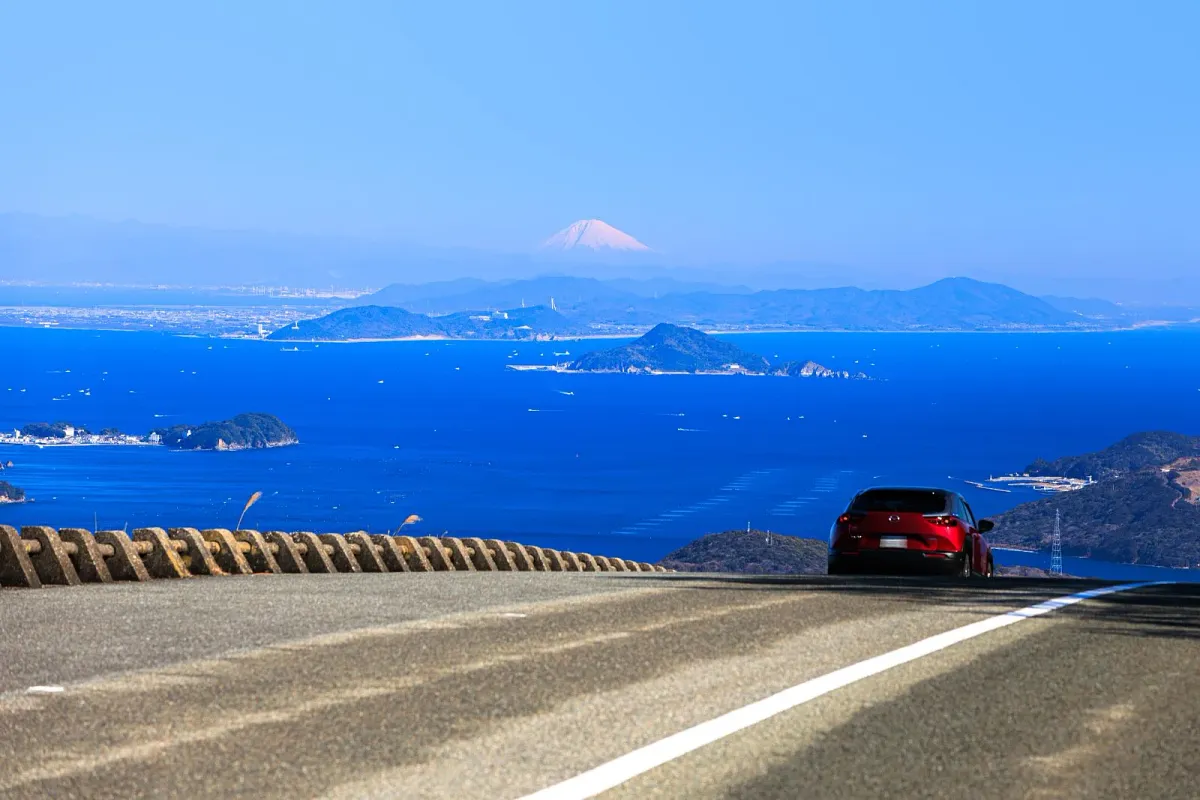鳥羽側の道路を走る車と絶景の富士山