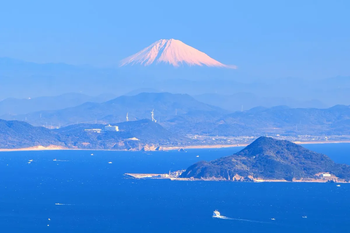 伊勢志摩スカイラインから眺める雪化粧の富士山