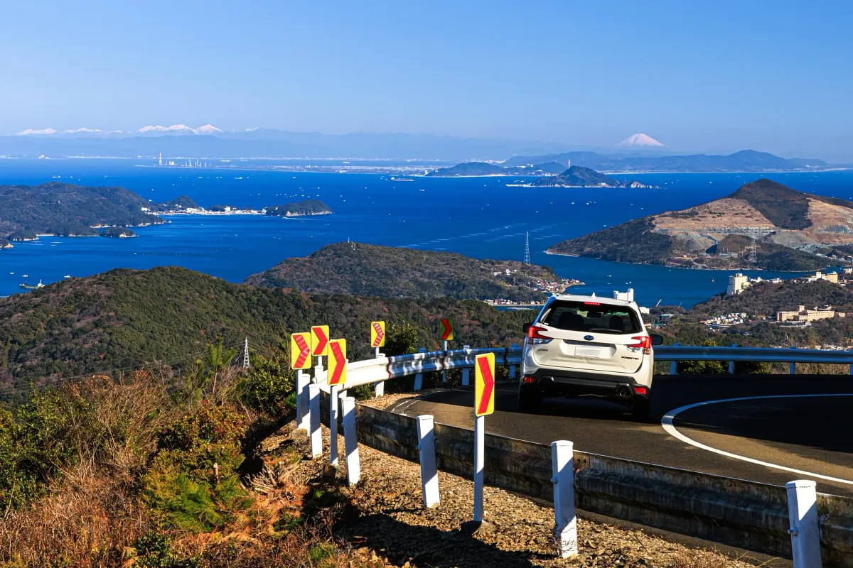 光石展望台の近くを走る車