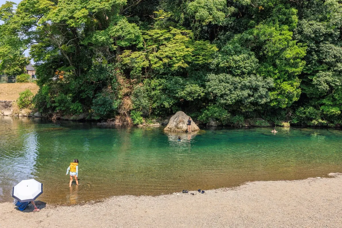 五十鈴川の水辺で過ごす人々