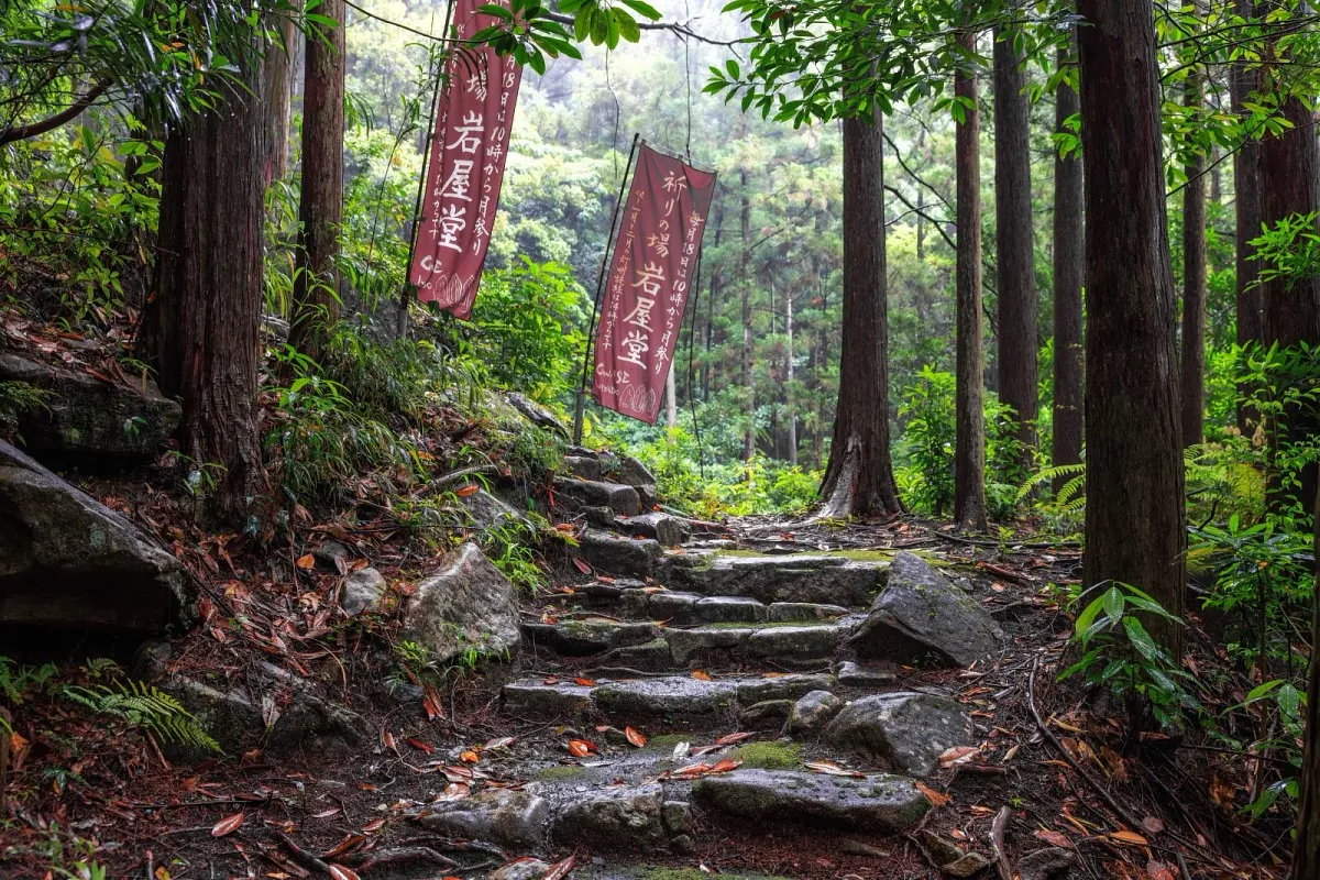 岩屋堂へ続く石畳