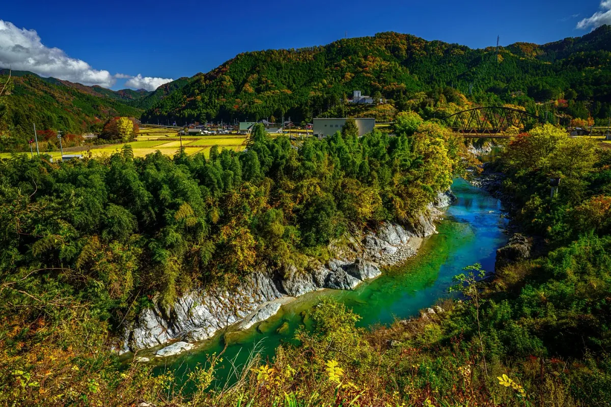 紅葉した山と清流が広がる奥香肌峡
