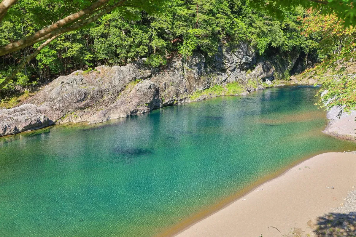 左下の砂浜でキャンプなど可能
