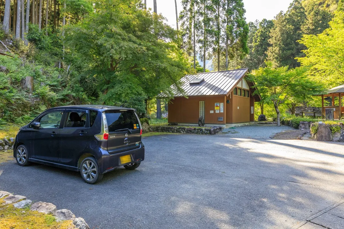 無料駐車場と更衣室・トイレ