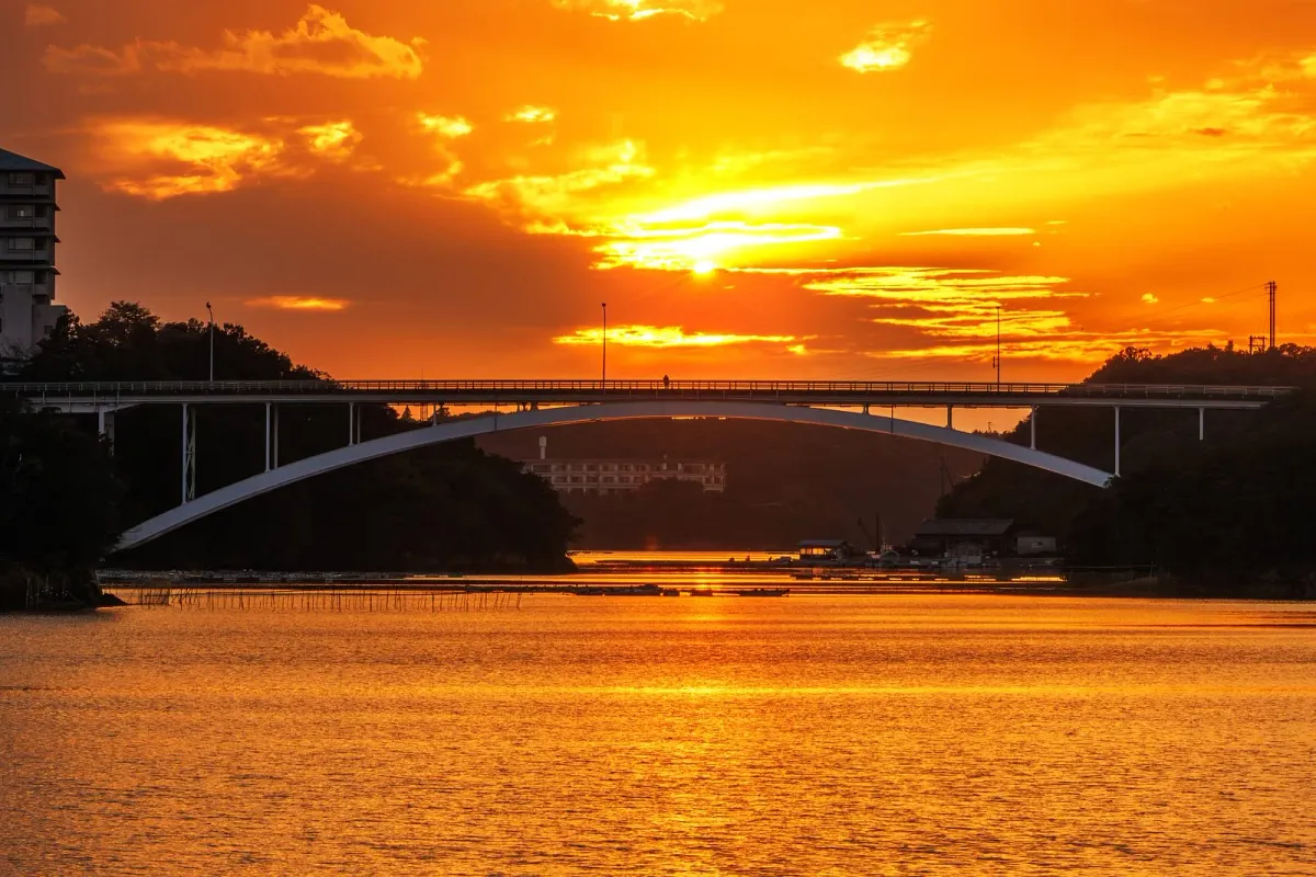 情熱的な夕陽と賢島大橋