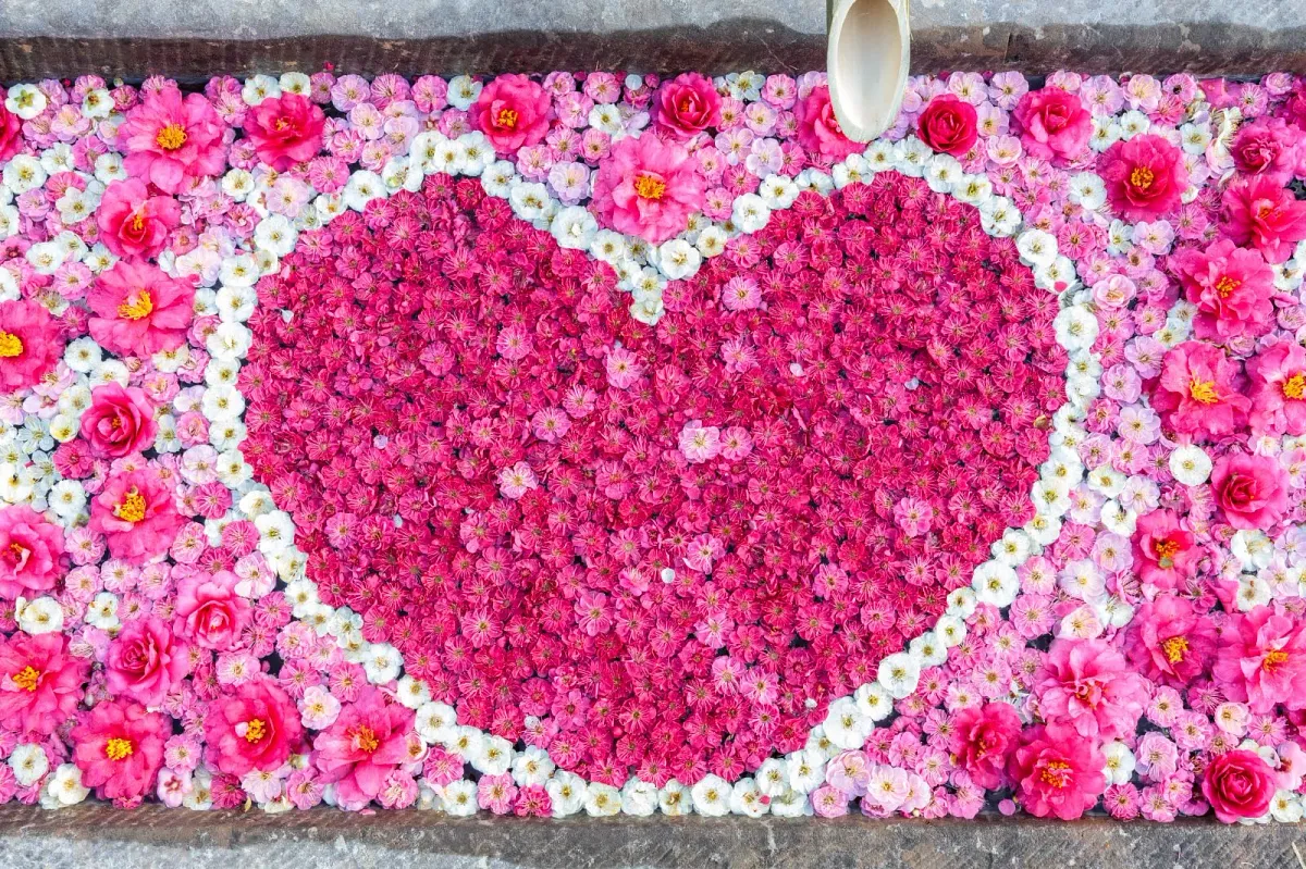 花手水アーティストによる、世界に１つだけの花手水を花まつり期間中は楽しめます