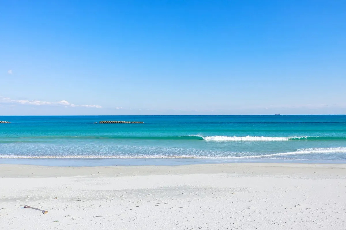 広々とした白浜
