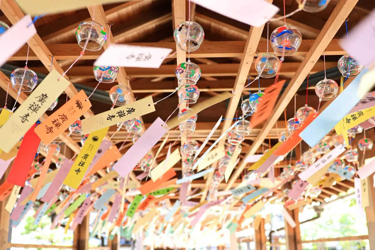 広禅寺の回廊に並ぶ風鈴