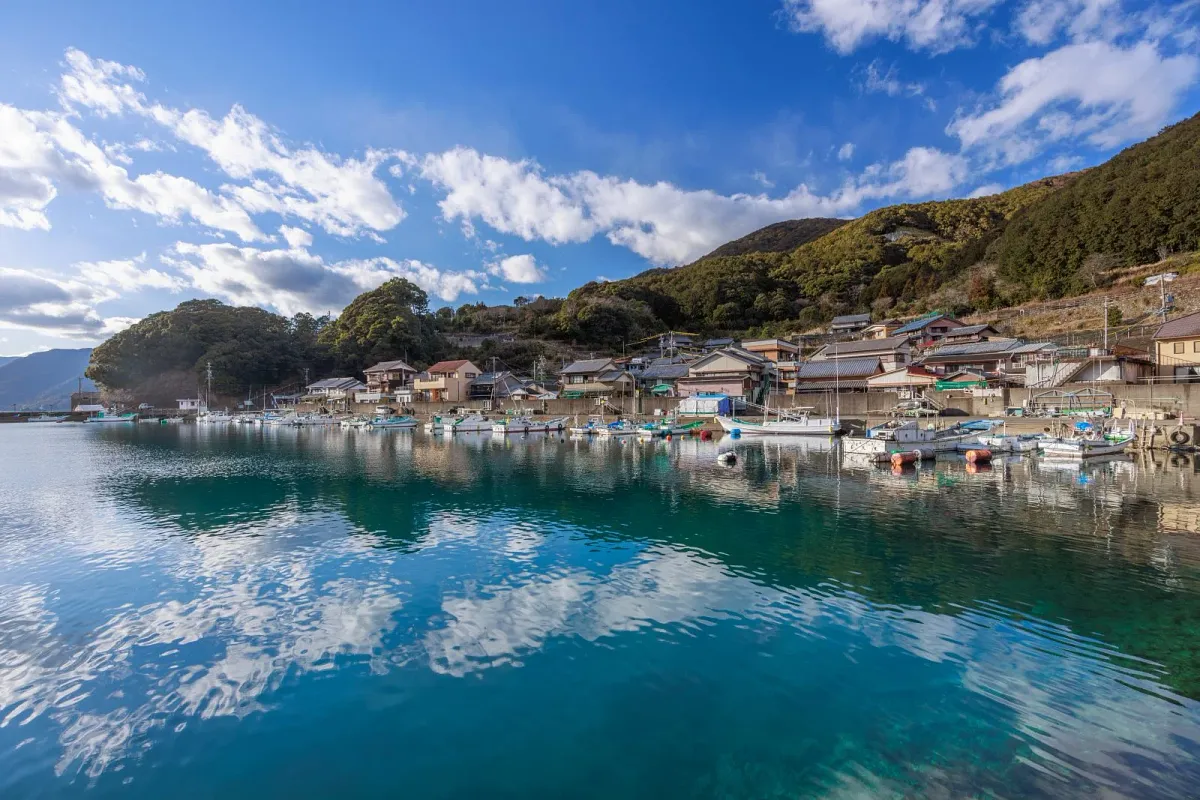三木浦町の澄んだ海と家並み