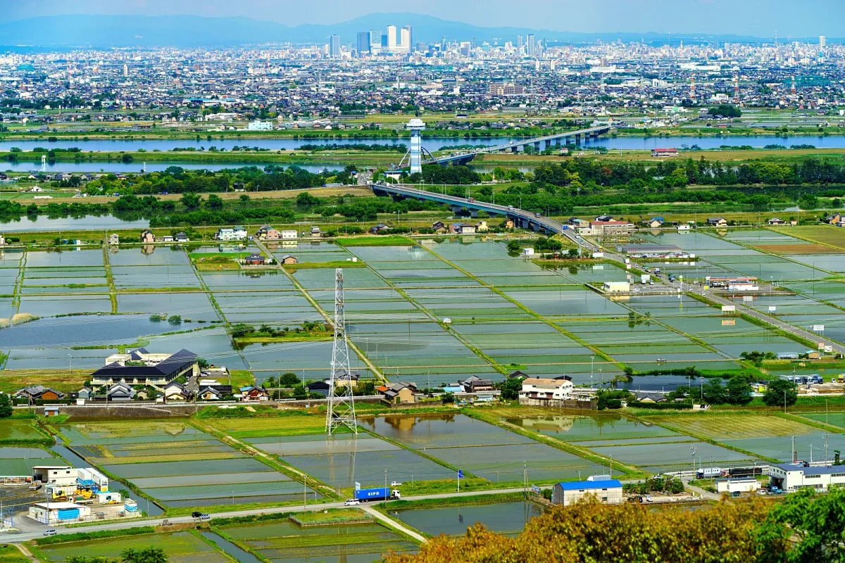 愛知・三重・岐阜の三県を一望できる展望台あり