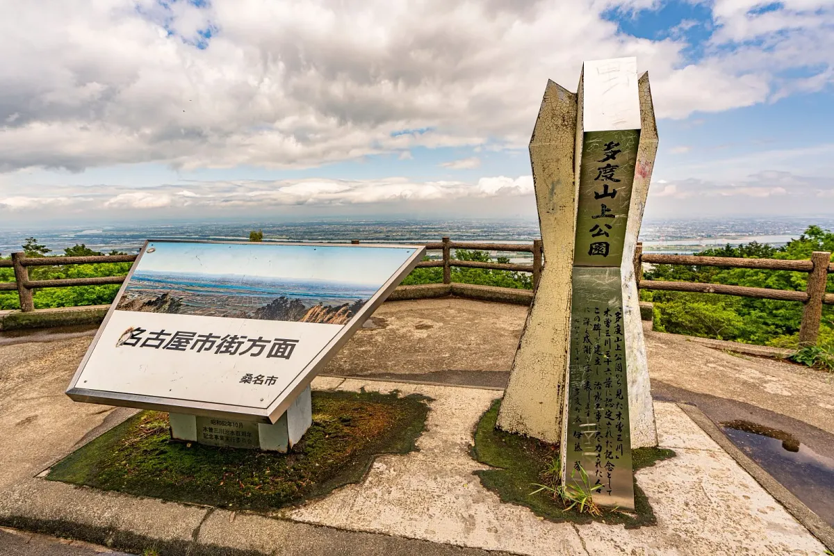 遊具・展望台・東屋が整った山頂の憩いの広場
