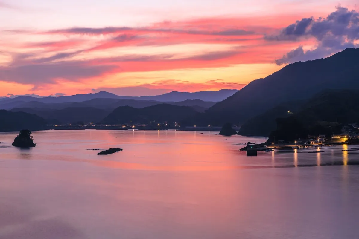 慥柄浦と贄浦の夕景と集落の灯り