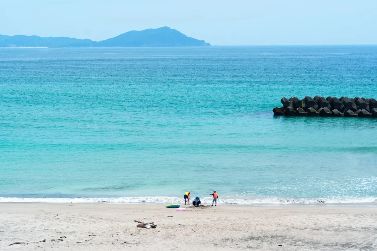 海水浴を楽しむ家族