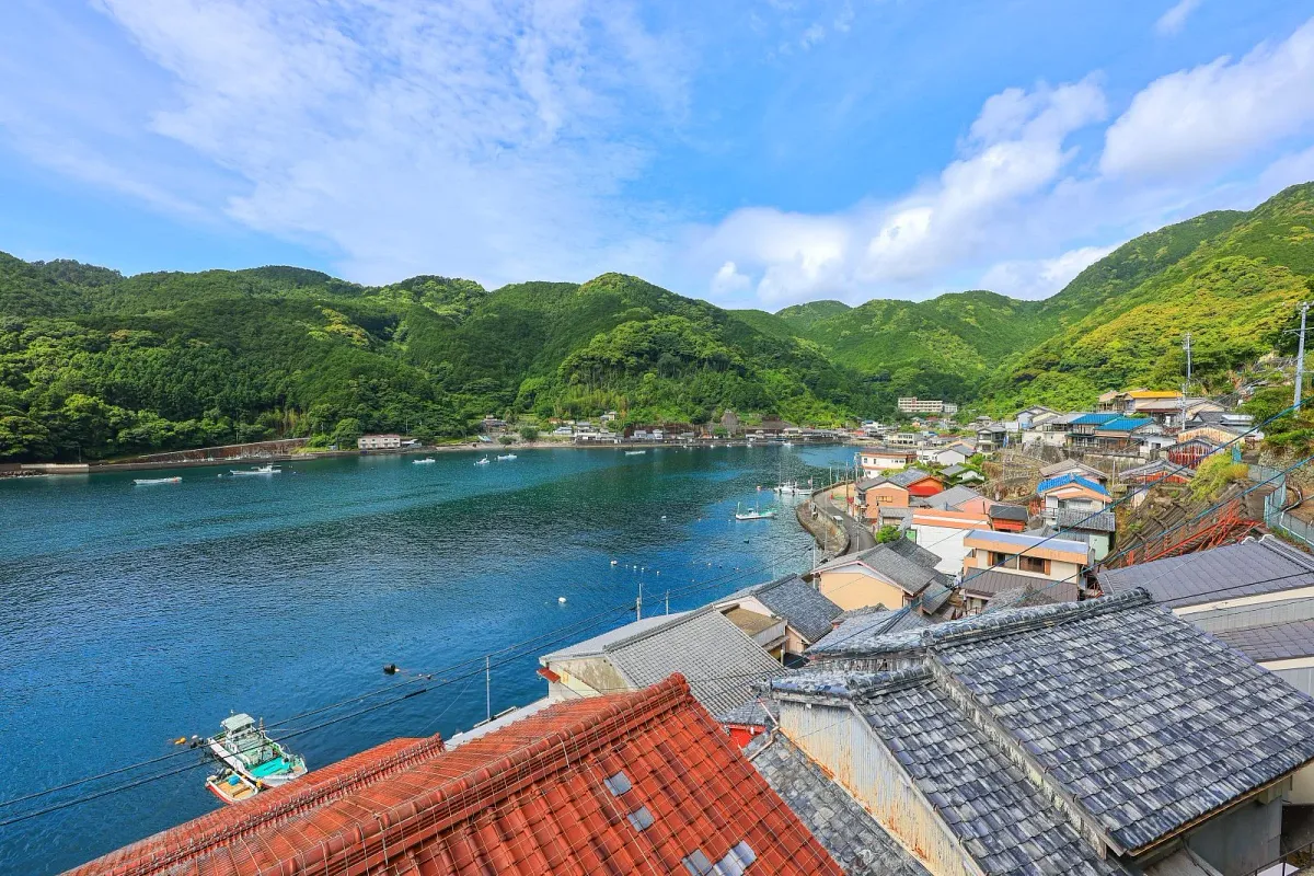 二木島町の海辺の家並み