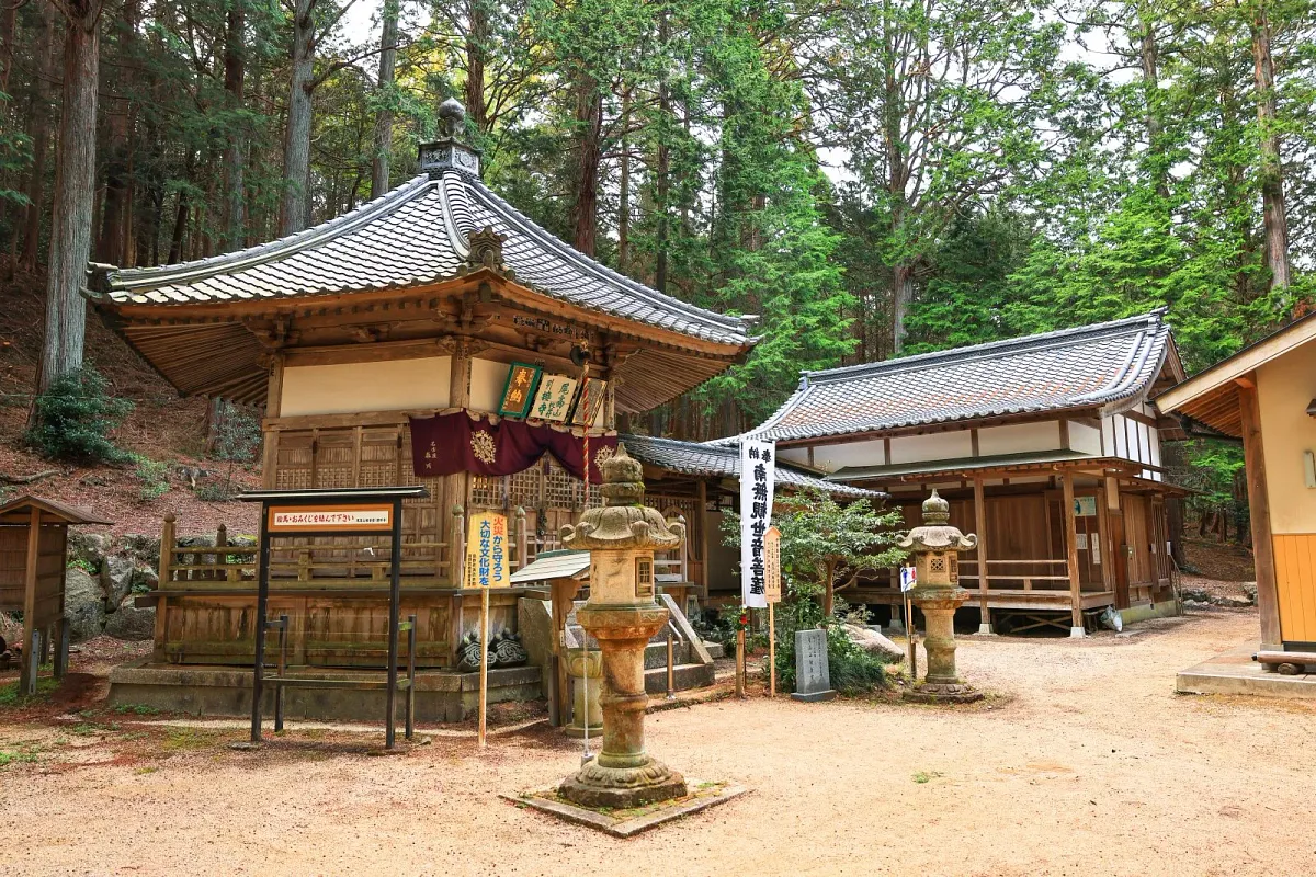 尾高観音の境内