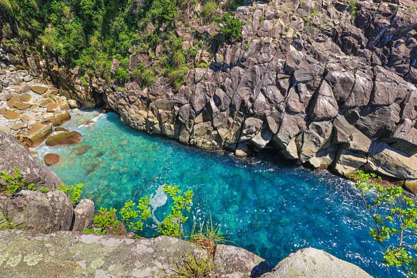 岩場の間に広がる透明度の高いオハイの海