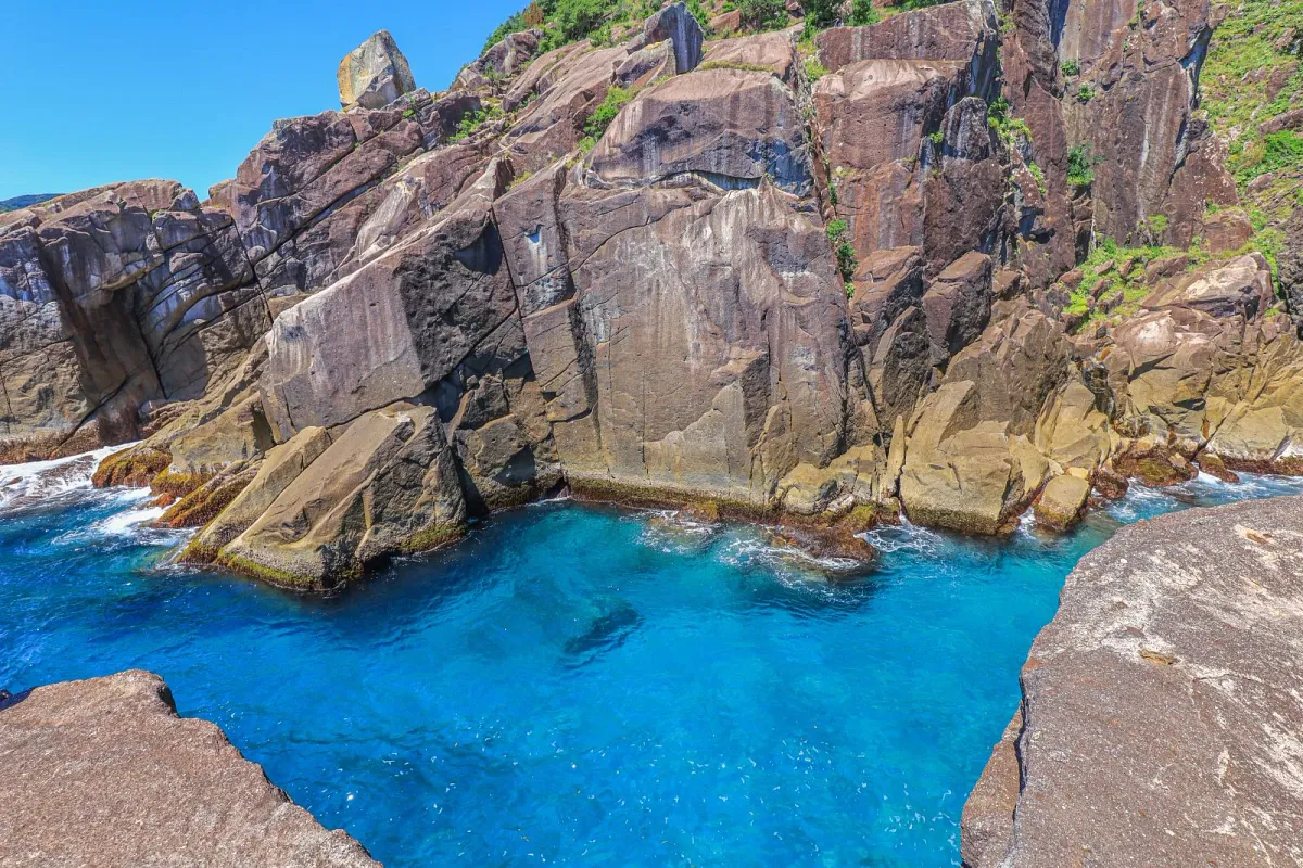 岩壁の間に見えるオハイの海