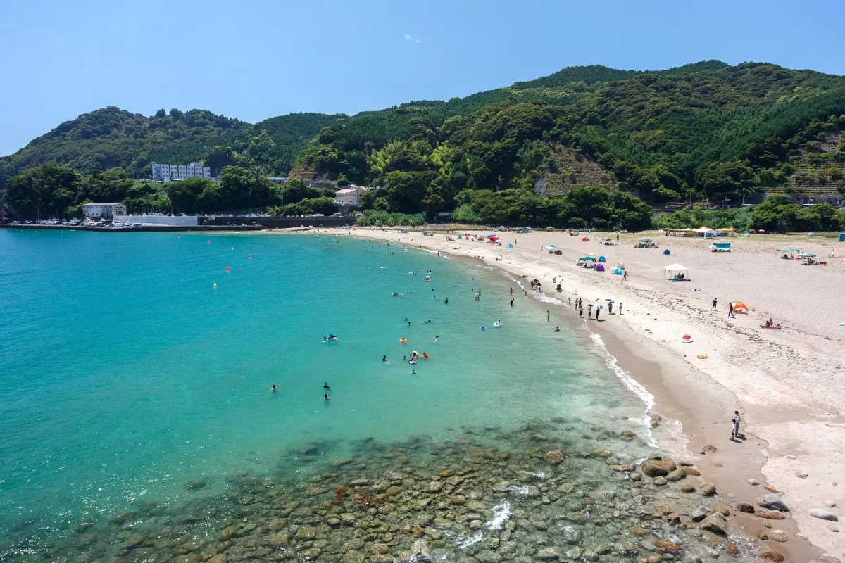 高台から見下ろす大泊海水浴場