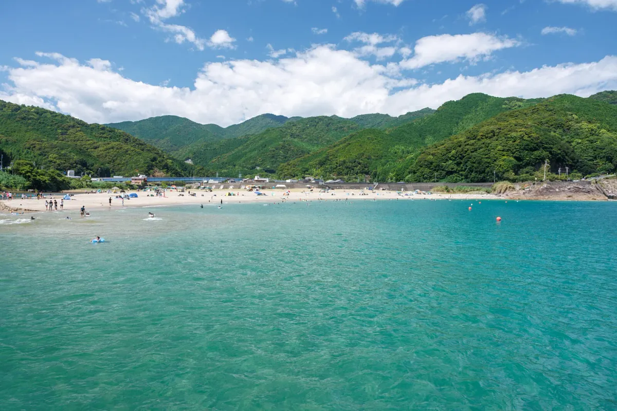 大泊海水浴場のエメラルドグリーンの海