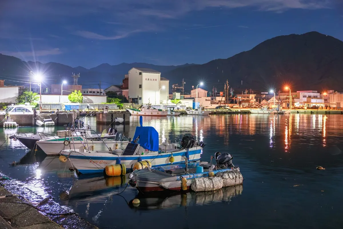 夜景が水面に映る尾鷲港